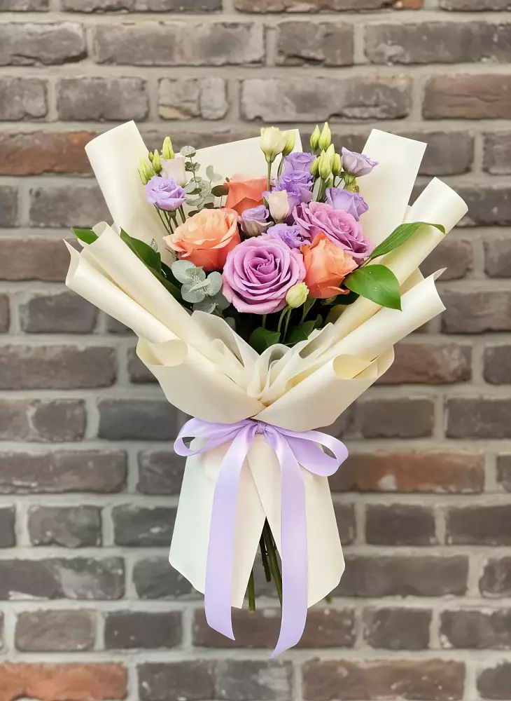 Букет цветов из: Лизиантусы и Розы во Фряново