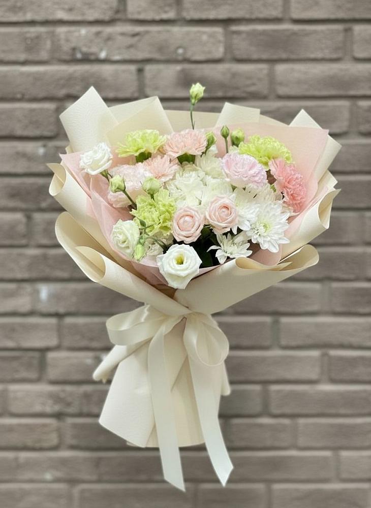 Букет цветов из: Гвоздики, Розы, Лизиантусы и Хризантемы во Фряново